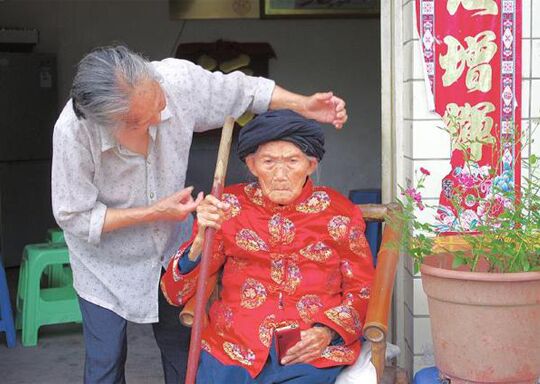 四川高龄老人满117岁 眼睛白内障成为其极大困扰